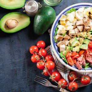 Vištienos salotos su šonine ir sūriu