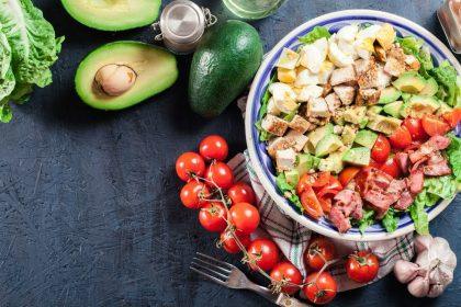 Vištienos salotos su šonine ir sūriu