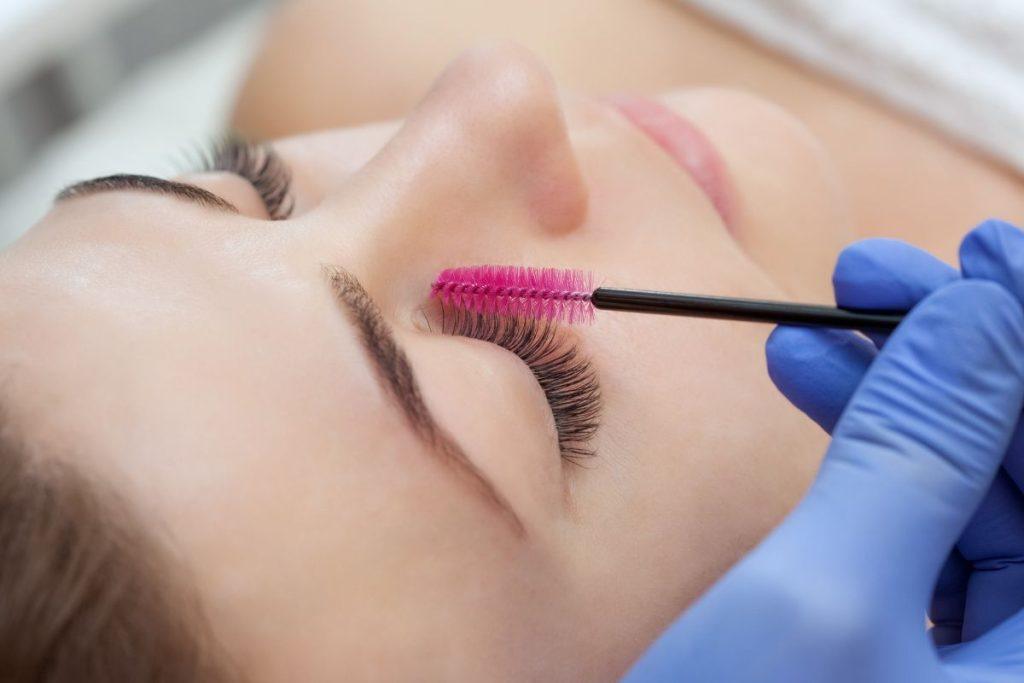 Aaliejus storoms ir ilgoms blakstienoms, jį rekomenduoja visi makiažo meistrai. Ricinos aliejaus sudėtis ir nauda