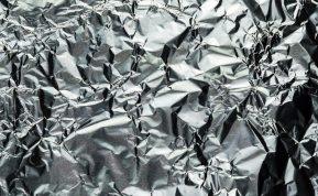 Aliuminio foliją suglamžykite į rutulį ir laikykite šalia kriauklės. Tai pravers dažniau nei manote