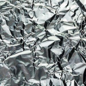 Aliuminio foliją suglamžykite į rutulį ir laikykite šalia kriauklės. Tai pravers dažniau nei manote