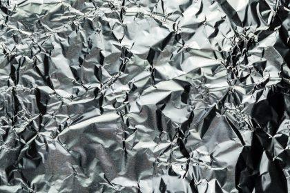 Aliuminio foliją suglamžykite į rutulį ir laikykite šalia kriauklės. Tai pravers dažniau nei manote
