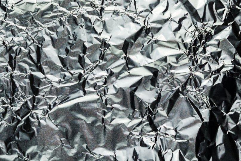 Aliuminio foliją suglamžykite į rutulį ir laikykite šalia kriauklės. Tai pravers dažniau nei manote