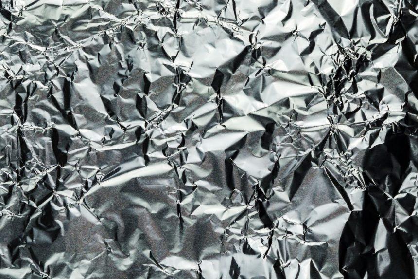 Aliuminio foliją suglamžykite į rutulį ir laikykite šalia kriauklės. Tai pravers dažniau nei manote