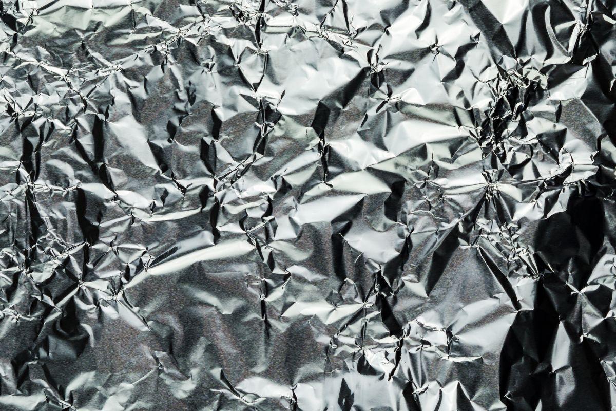 Aliuminio foliją suglamžykite į rutulį ir laikykite šalia kriauklės. Tai pravers dažniau nei manote