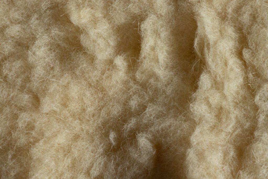 Antklodžių rūšys: kokia geriausia žiemą? Vilnos pluoštas