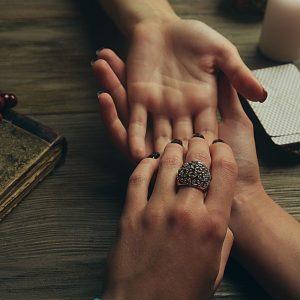 Apie kokias ligas gali išduoti delno linijos?