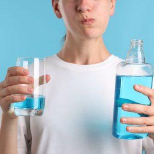 Ar burnos skalavimo skysčiai tikrai naudingi?