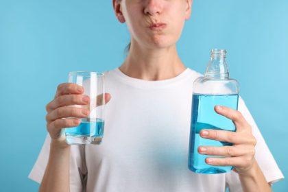 Ar burnos skalavimo skysčiai tikrai naudingi?