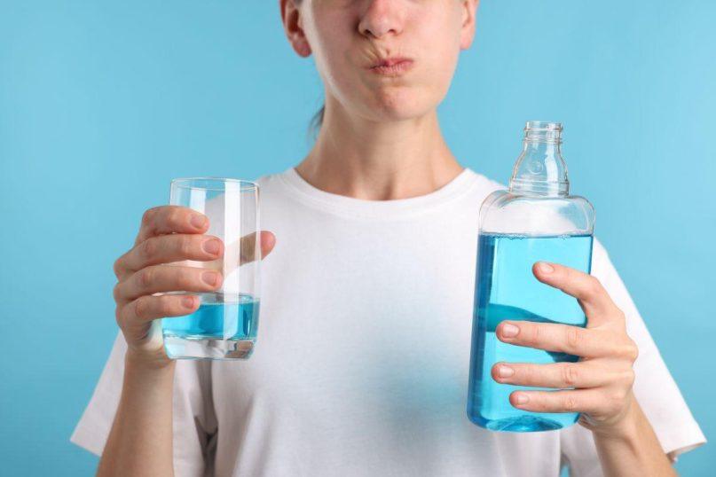 Ar burnos skalavimo skysčiai tikrai naudingi?