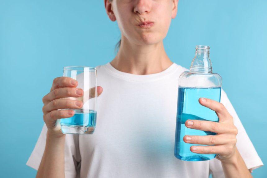 Ar burnos skalavimo skysčiai tikrai naudingi?