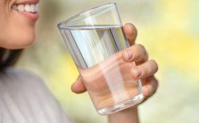 Ar galima gerti vandenį valgant?