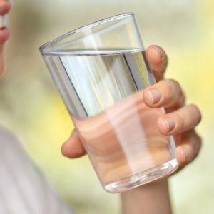 Ar galima gerti vandenį valgant?