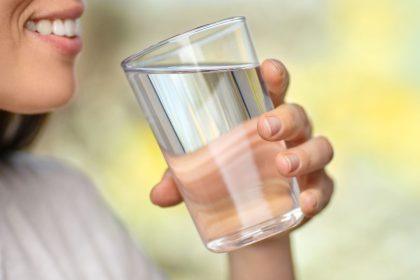 Ar galima gerti vandenį valgant?