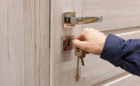 Ar įėję į namus užrakinate duris? Nedidelė gudrybė gali padėti apsaugoti jūsų turtą