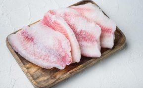 Ar jūs saugiai atšildote šaldytą žuvį? Klaida, Kuri kelia pavojų