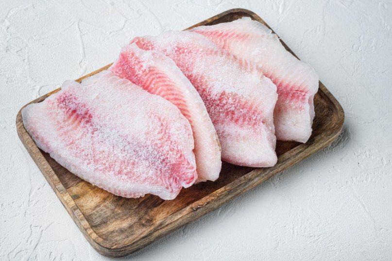 Ar jūs saugiai atšildote šaldytą žuvį? Klaida, Kuri kelia pavojų