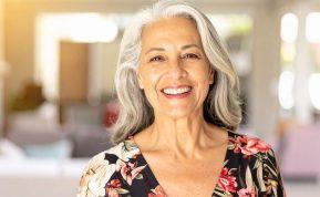 Ar jus vargina žili plaukai? Turime jums puikų patarimą, kaip juos paslėpti be brangių cheminių dažų!