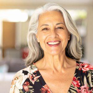 Ar jus vargina žili plaukai? Turime jums puikų patarimą, kaip juos paslėpti be brangių cheminių dažų!