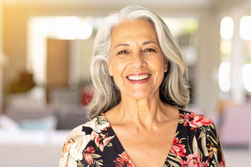 Ar jus vargina žili plaukai? Turime jums puikų patarimą, kaip juos paslėpti be brangių cheminių dažų!