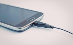 Ar kraunate telefoną miegodami? Tai didžiulė klaida, kuri gali brangiai kainuoti