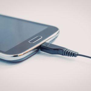 Ar kraunate telefoną miegodami? Tai didžiulė klaida, kuri gali brangiai kainuoti