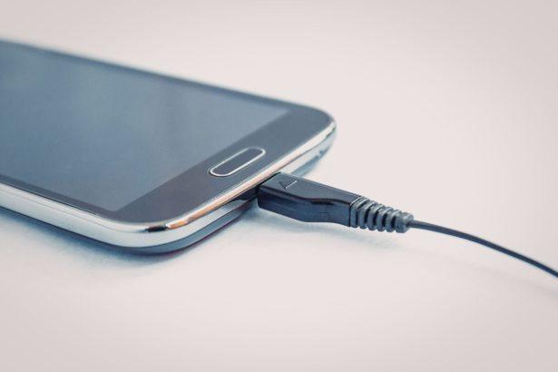 Ar kraunate telefoną miegodami? Tai didžiulė klaida, kuri gali brangiai kainuoti