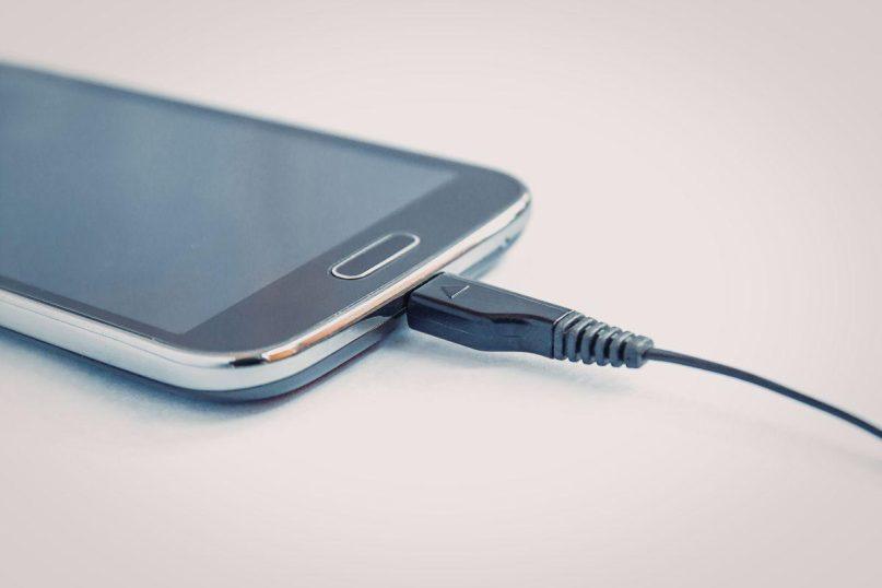 Ar kraunate telefoną miegodami? Tai didžiulė klaida, kuri gali brangiai kainuoti