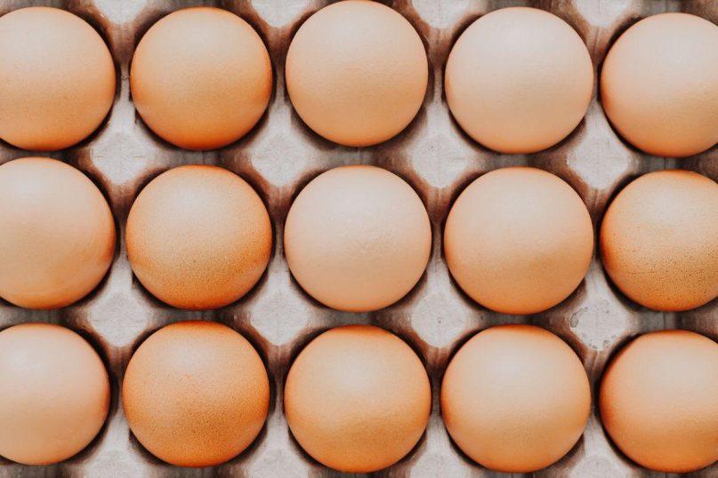 Ar reikėtų plauti vištų kiaušinius prieš jų saugojimą: ekspertų nuomonė