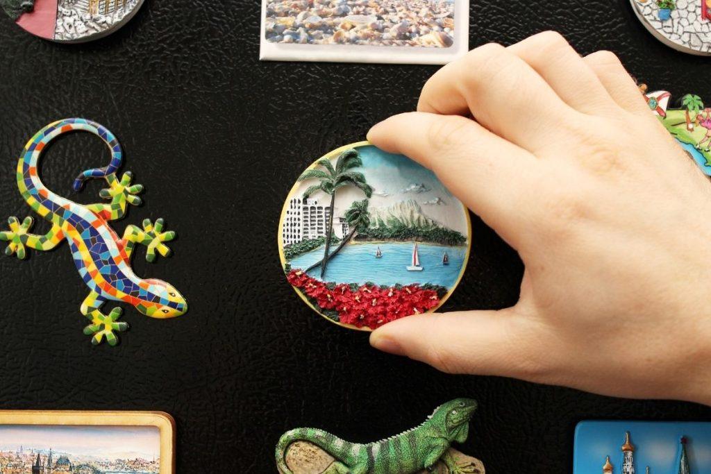 Ar saugu laikyti magnetus ant šaldytuvo?