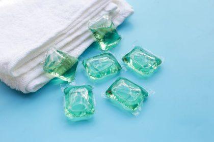 Ar skalbimo kapsulės kenkia skalbimo mašinai? Santechnikai sako, kad jas naudojame neteisingai