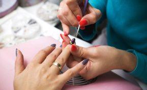 Ar sulaukus 60 metų jums vis dar reikia manikiūro? Atsako gydytojai.