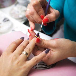 Ar sulaukus 60 metų jums vis dar reikia manikiūro? Atsako gydytojai.