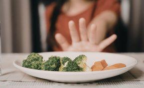 Ar verta kankintis prie vaišių stalo? Štai kodėl mandagus atsisakymas yra jūsų geriausias draugas