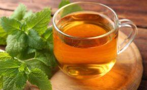 Arbata su melisa: kam naudinga ją gerti?