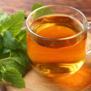 Arbata su melisa: kam naudinga ją gerti?