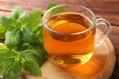 Arbata su melisa: kam naudinga ją gerti?