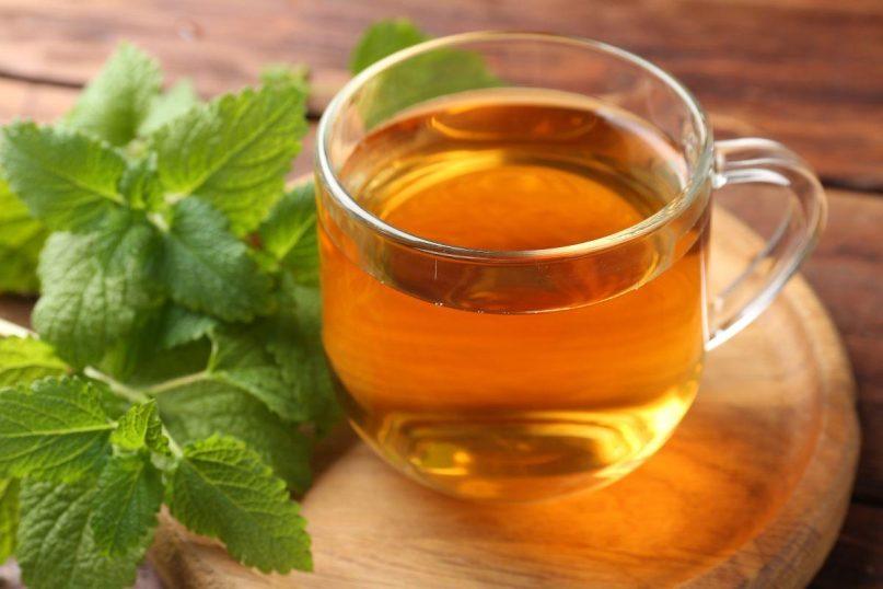 Arbata su melisa: kam naudinga ją gerti?