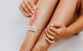 Atsibodo skutimosi peiliukas? 3 priemonės, kurios sumažins plaukų augimą