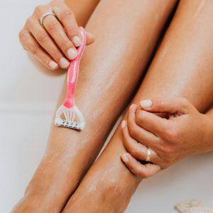 Atsibodo skutimosi peiliukas? 3 priemonės, kurios sumažins plaukų augimą