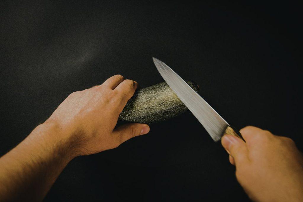 Atsibodo verkti pjaustant svogūną? Šis patarimas jums sutaupys daug ašarų! Peilio aštrumas - svarbus faktorius