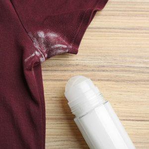 8 būdai, kaip iš drabužių išvalyti dezodoranto dėmes