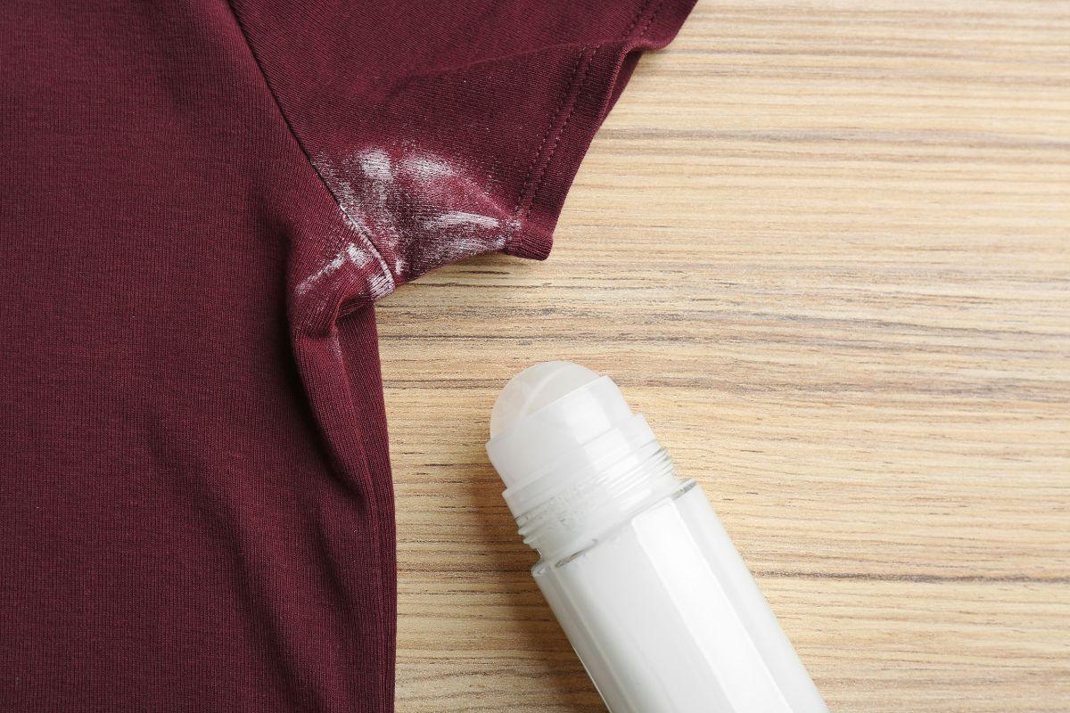 8 būdai, kaip iš drabužių išvalyti dezodoranto dėmes