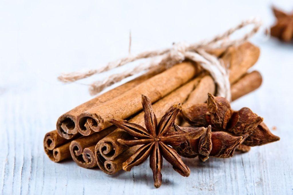 Cinamono lazdelės kaip sukurti jaukų aromatą namuose