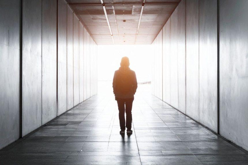 „Šviesa tunelio gale“ paaiškinta: mokslas atskleidė stulbinantį smegenų aktyvumą prieš mirtį