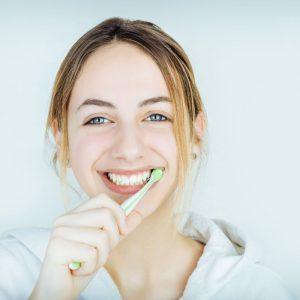 Dantų valymas: kada ir kaip dažnai turėtumėte tai daryti kasdien