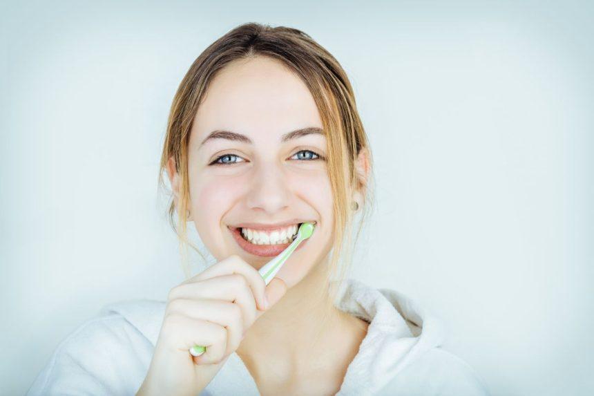 Dantų valymas: kada ir kaip dažnai turėtumėte tai daryti kasdien