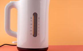 Dėkite į virdulį supjaustytą citriną ir užvirkite. Šio metodo privalumai neįkainojami!