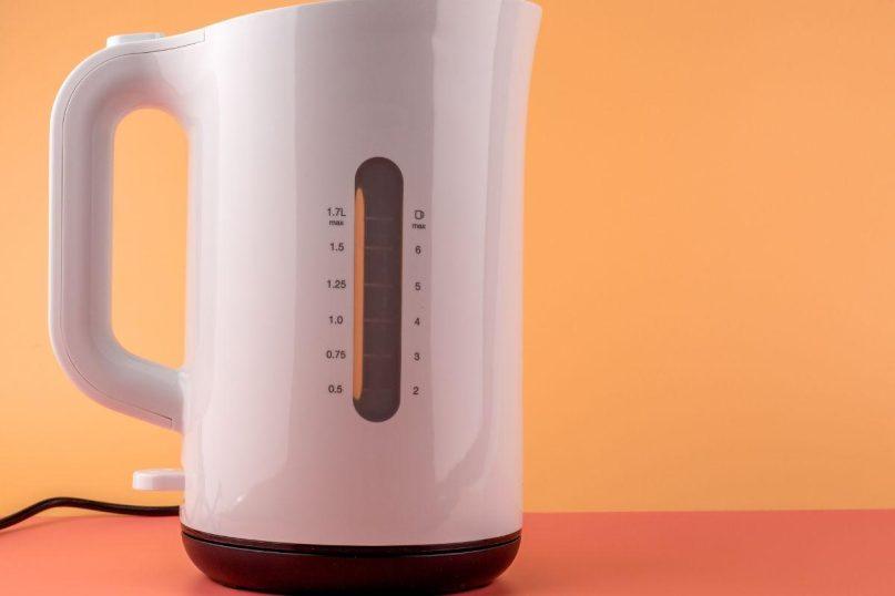 Dėkite į virdulį supjaustytą citriną ir užvirkite. Šio metodo privalumai neįkainojami!