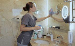 Dėl šios paprastos gudrybės vonios veidrodis daugiau niekada nerasos